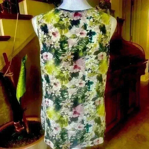 Sanctuary ladies sleeveless blouse size Medium. Worn once Colorful flowy top. - Picture 6 of 12